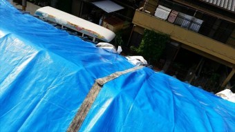 地震で損壊した屋根はブルーシートで応急処置をして工事を待ちます