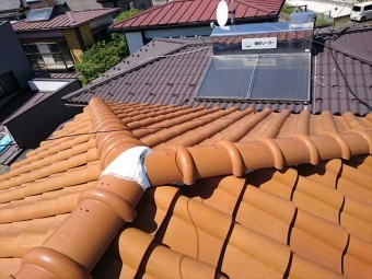 大棟と下り棟のかきあい部分(接合部分、合端口)の漆喰劣化、漆喰割れ
