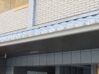瓦葺きのマンション屋根