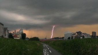 建物を直撃する落雷