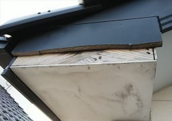 風災で破損している破風板