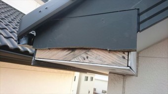 強風の飛来物で破損した破風板