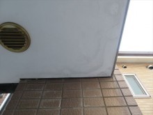 軒天井が雨水を吸ってシミができた