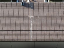 横殴りの台風21号雨が外壁にしみ込んで白いシミができた