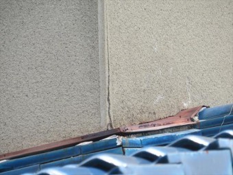 外壁に生じているクラックは雨漏りする可能性が高いので侮ってはいけません
