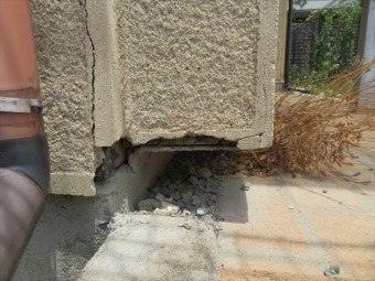 竪樋に近い部分の外壁クラックは、水源が近い点で心配ですね。