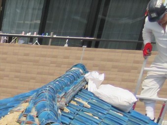 屋根工事では1日に何度も屋根を上り下りします