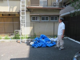 大屋根全体にブルーシートを架ける作業は職人さんの手も借ります