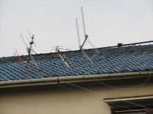 強風で倒れたアンテナに気づいていない方が多く放置されたままになっているが、雨漏りする前に修理して下さい。火災保険の適用も受けることができます。