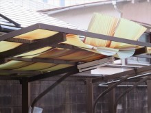 春一番の強風はカーポートの波板を破壊した