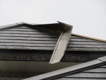 台風21号の強風は大棟の板金役物を剥がして屋根を損傷させたお宅は火災保険で屋根修理ができた