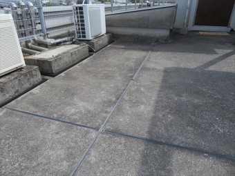 シンダーコンクリート打ちっぱなし仕上げの屋上が30年を経過してくるとアスファルト防水は機能しなくなる