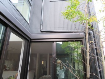 掃き出しのサッシ窓の上端は雨漏り注意箇所の一つ
