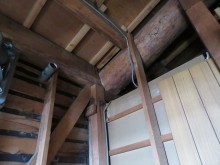 小屋裏の原木の棟木