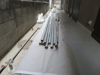 屋根工事は段取りが重要。足場材料を分散配置する