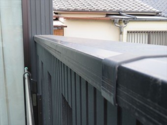 バルコニーやベランダの手すり天端に被せられているカバー資材で、金属製、樹脂製などバラエティーに富む