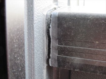 笠木と外壁の接合部分のコーキングが切れているので内部漏水が進行している可能性がある
