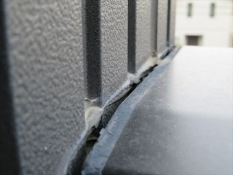 ささいなコーキング切れですが、雨水が侵入して内部漏水は進行しているはずです