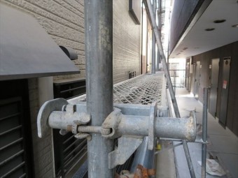 屋根カバー工事で欠かせない足場のセンターブラケット