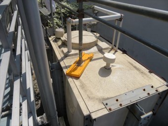貯水タンクの上に足場は架けられない