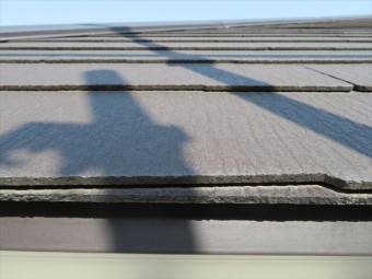 軒先から水上に向かって屋根材を臨むと風を受ける構造が解る