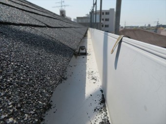 アスファルトシングル屋根軒先の屋根材と雨どい