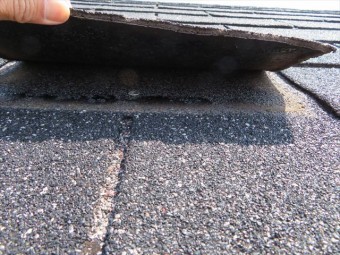築22年のマンションはアスファルトシングルで葺かれているが、その劣化状況をランダムチェックして確認するも、接着状況は良好で今もなお強固に固定されている
