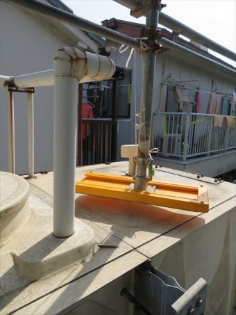 貯水タンクの上に荷重が架からないように足場を組んでいく