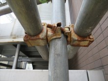 屋根塗装工事で必要な足場の3連クランプ