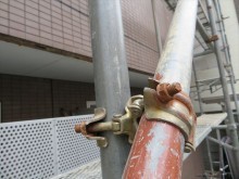 屋根葺き直し工事で必要な足場の自在クランプ