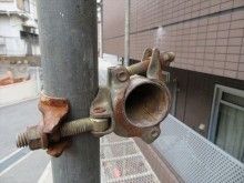 屋根葺き替えで必要な足場の固定クランプ