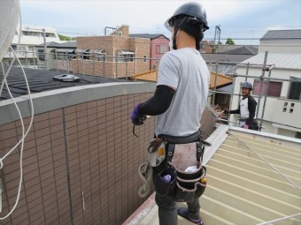 アーチ形状の屋根では、切妻屋根のケラバとは違う雰囲気がある