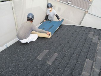 ルーフィングシートは軒先から両屋根を均等に張り進める