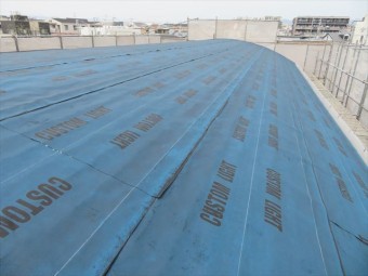 アーチ状屋根の東側軒先から棟を望んでルーフィングの密着を確認