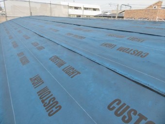 アーチ状屋根の西側軒先から棟を望んでルーフィングの密着状態を確認