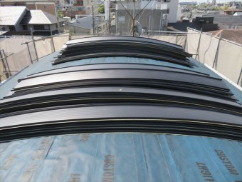 工場で成形された屋根材でもアール加工をするとねじれが生じるガルバリウム鋼板製屋根材JFE立平333