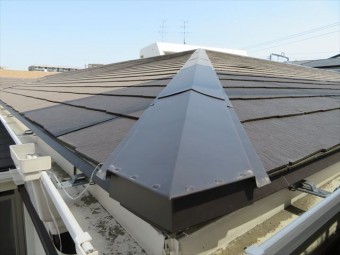 下り棟(隅棟)の先端い位置する板金は剣先と呼ばれている。雨どいと軒先唐草も見て取れる