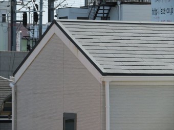 妻側のケラバと桁側の軒先(軒先には雨どいがありますが、けらばには雨どいがありません)