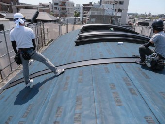 屋根の中央付近に基準として張られたガルバリウム鋼板製屋根材JFE立平333