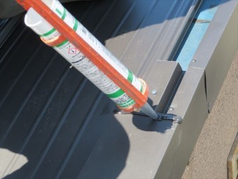 ケラバ板金の重ね代には十分にコーキングを充填しておき内部でシールされるようにする