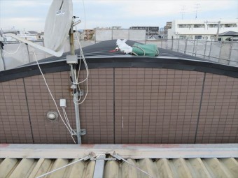 アーチ形状の屋根は頂上部分に勾配がほとんどない