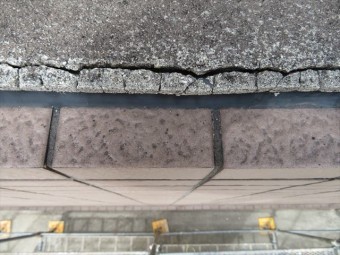 ベランダ天端の劣化したモルタルは思い切って崩して撤去する