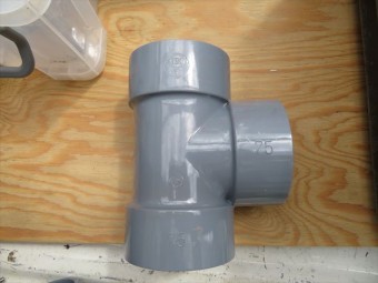 屋根の雨水を軒樋から集水される竪樋の分岐配管をチーズと言います。