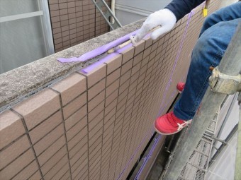 シーラーの塗布を怠ったり不十分だとコーキングの密着性が悪くなりシール効果が半減する