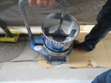 混合したボンドPSシール、2成分型ポリサルファイド系建築用シーリング材を攪拌する