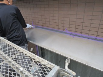 打設したコーキング材をヘラで押さえて充填していく