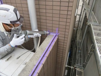 コーキング材の打設は適量を正確に打設しなければ仕上がりが汚れてしまう