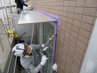 コーキングガンでマスキングテープを貼付した箇所にコーキングを打設する
