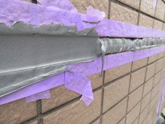 コーキング材充填作業がまずいとはみ出したりアイスクリームのひげのような仕上がりになる