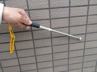 打音検査棒は伸縮式なので少々高い位置でも広範囲に鉄球をなぞらせてタイルの接着状態を検査することが出来る